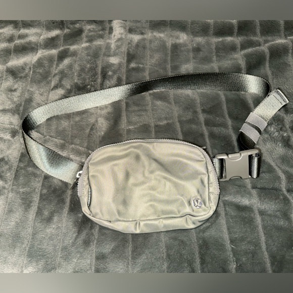 lululemon athletica Handbags - Lululemon Everywhere Belt Bag 1L